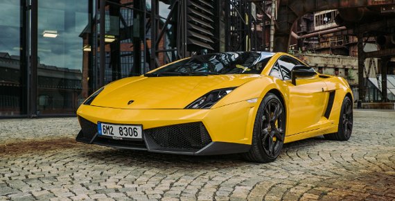 Adrenalinová jízda ve Ferrari nebo Lamborghini + záznam z jízdy