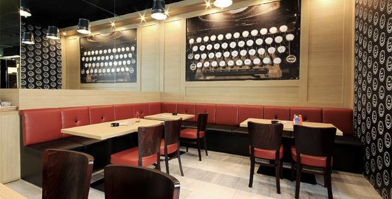 Šťavnatý hovězí hamburger s hranolkami v restauraci Na Knoflíku v Brně