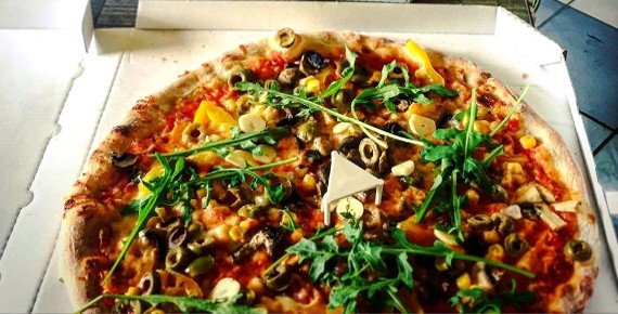 Křupavá pizza dle vašeho výběru z Pohádkové pizzerie v Brně