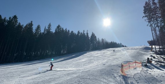 Lyžovačka ve Ski Aréně Karlov - celodenní skipas pro 1 osobu