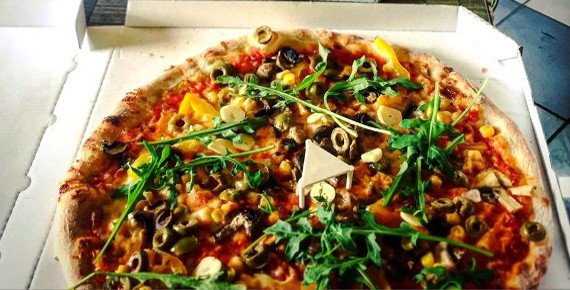 Křupavá pizza dle vašeho výběru z Pohádkové pizzerie v Brně s rozvozem zdarma