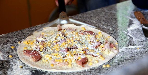 Křupavá pizza dle vašeho výběru z Pohádkové pizzerie v Brně