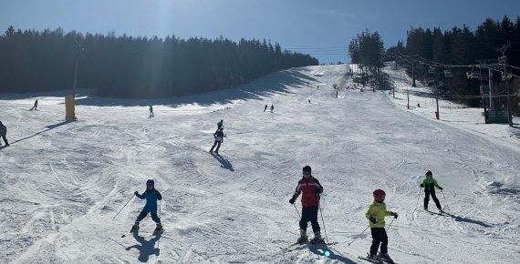 Lyžovačka ve Ski Aréně Karlov - celodenní skipas pro 1 osobu
