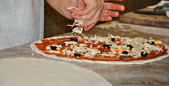 Velká a malá pizza dle vašeho výběru s rozvozem po Olomouci, Horce a Křelově