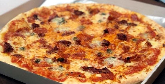 Křupavá pizza dle vašeho výběru z Pohádkové pizzerie v Brně s rozvozem zdarma