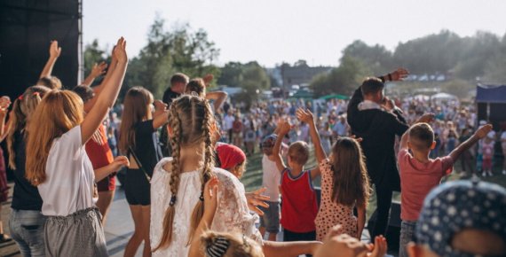 Lístek na hudební festival Dolnolhotský buben 31.8.2024 v Dolní Lhotě u Ostravy. Vystoupí Jana Kirschner, Buty, Tomáš Kočko a další...