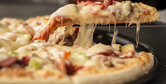 Velká a malá pizza dle vašeho výběru s rozvozem po Olomouci, Horce a Křelově