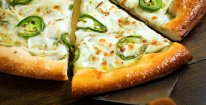 Křupavá pizza dle vašeho výběru z Pohádkové pizzerie v Brně s rozvozem zdarma