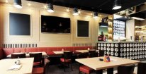 Šťavnatý hovězí hamburger s hranolkami v restauraci Na Knoflíku v Brně