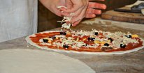 Velká a malá pizza dle vašeho výběru s rozvozem po Olomouci, Horce a Křelově